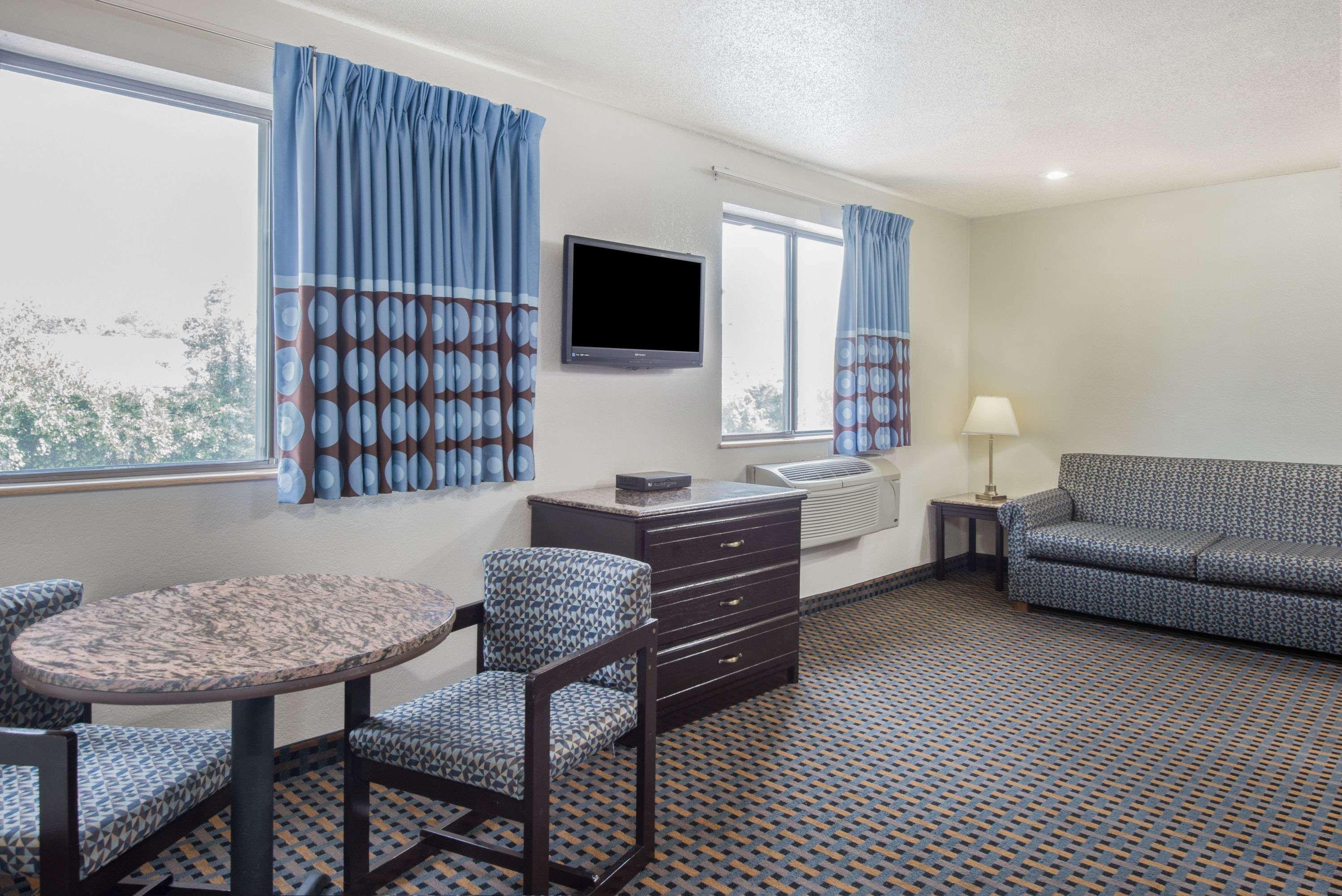 Super 8 By Wyndham New Castle Hotel Exterior foto