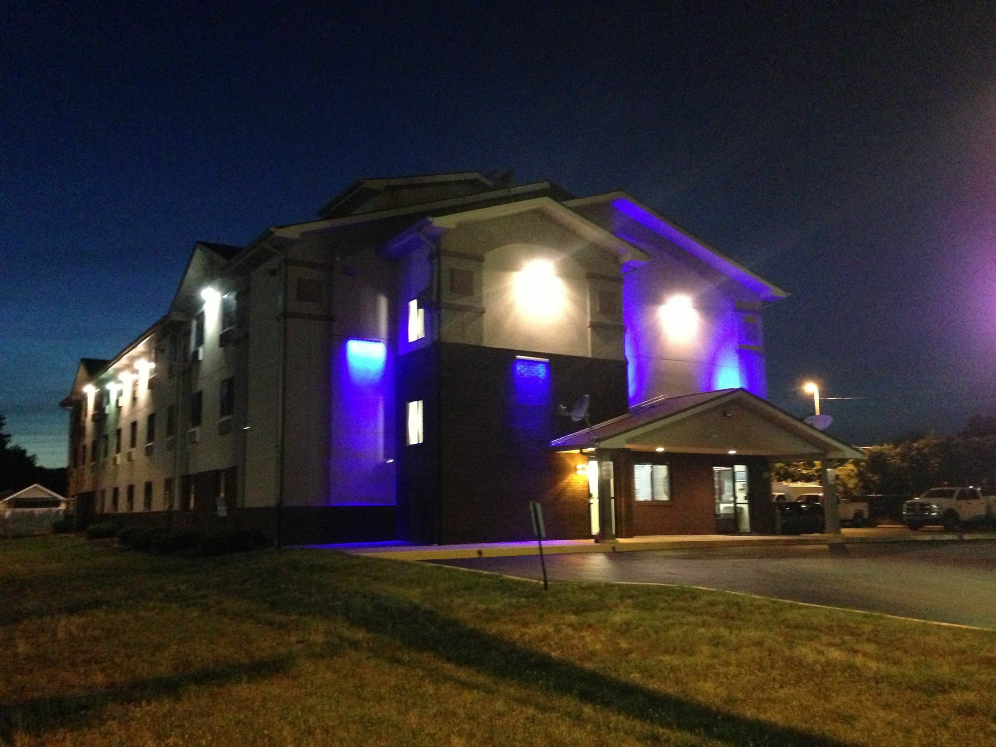 Super 8 By Wyndham New Castle Hotel Exterior foto